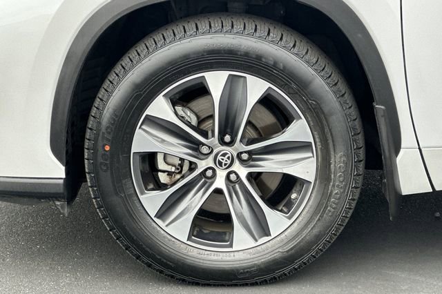 Used 2023 Toyota Highlander XLE AWD/4WD image 30