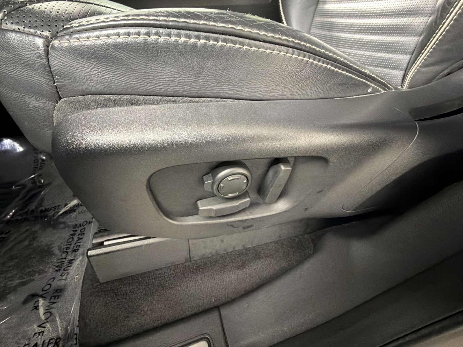 Used 2017 Land Rover Discovery HSE image 14