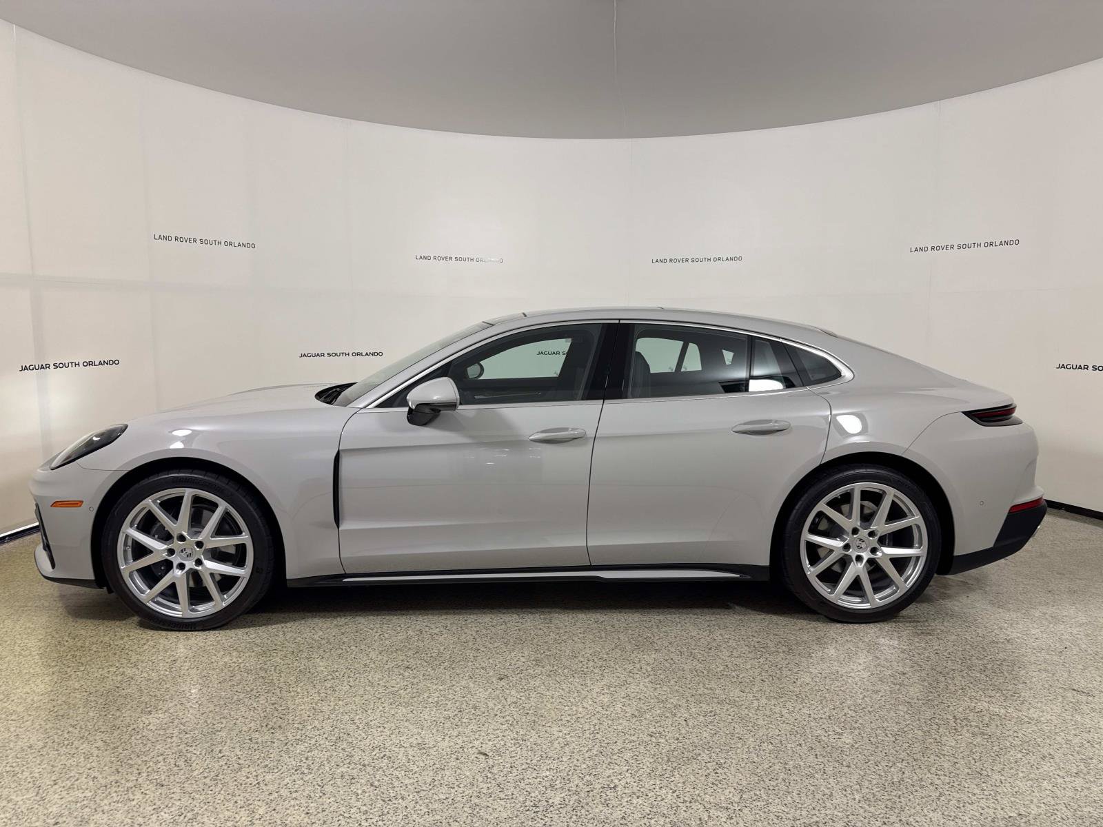 Used 2025 Porsche Panamera RWD image 2