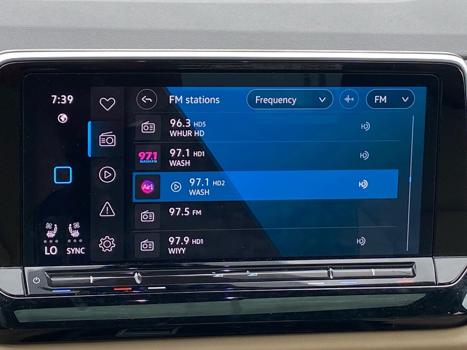 Certified 2025 Volkswagen Atlas Cross Sport SE FWD image 7