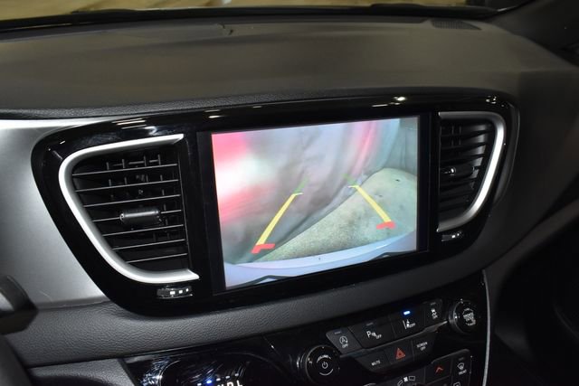 Certified 2025 Chrysler Pacifica Select image 15