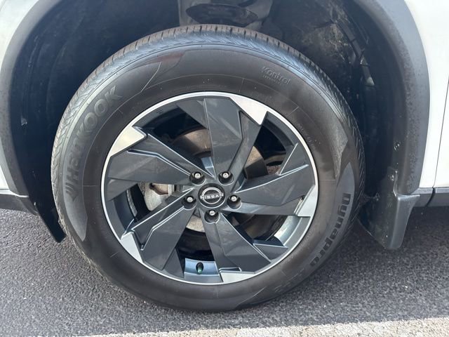 Used 2024 Nissan Rogue SV w/ SV Premium Package image 9