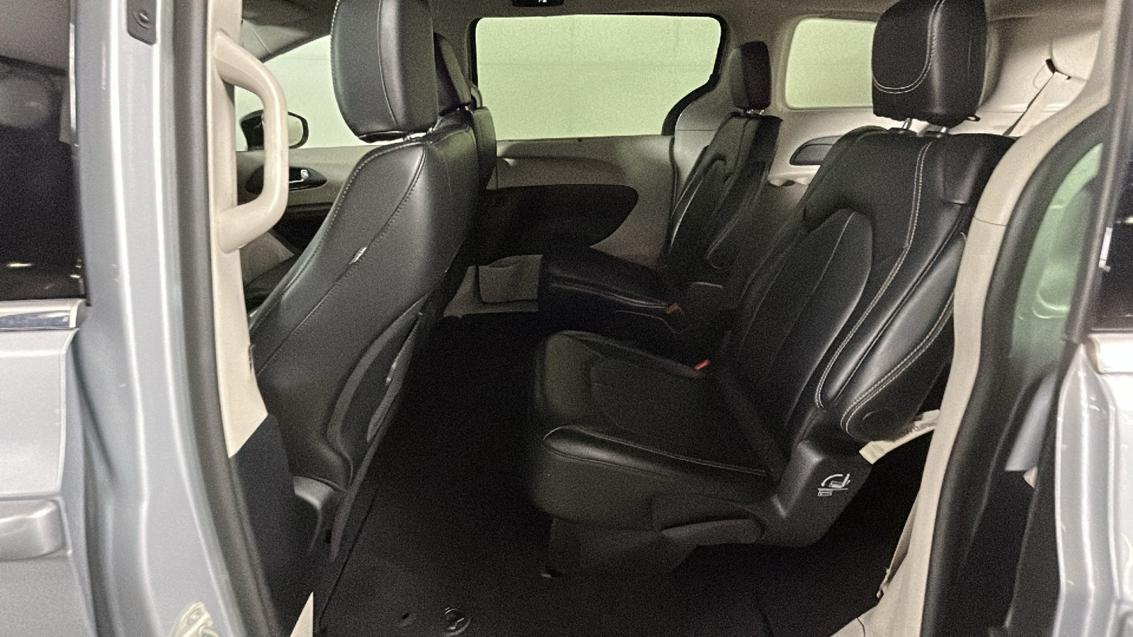 Used 2024 Chrysler Pacifica Touring-L FWD image 31