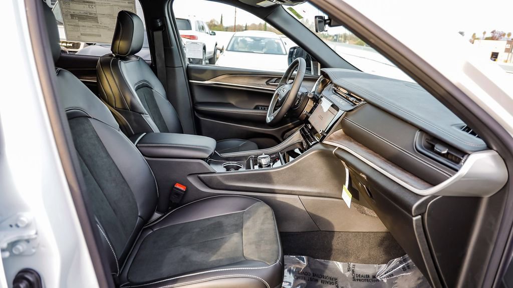 New 2026 Jeep Grand Cherokee Altitude AWD/4WD image 20