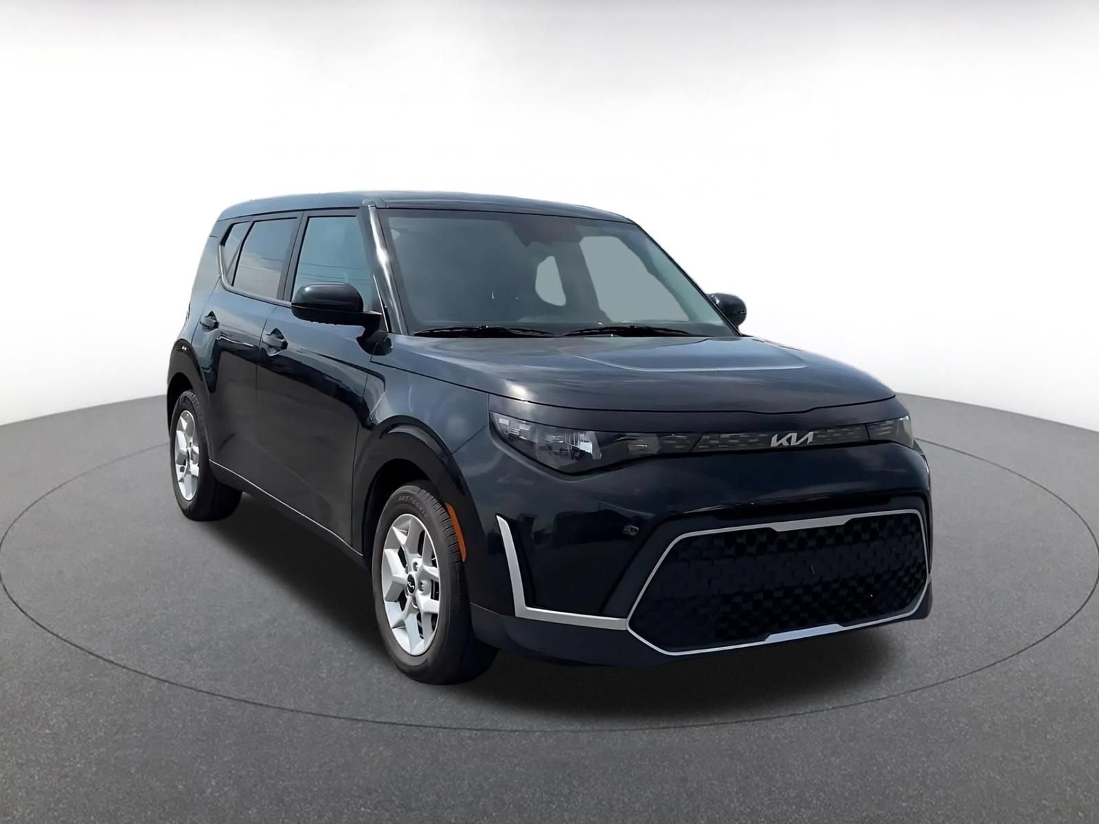 Used 2025 Kia Soul LX w/ LX Technology Package FWD image 3
