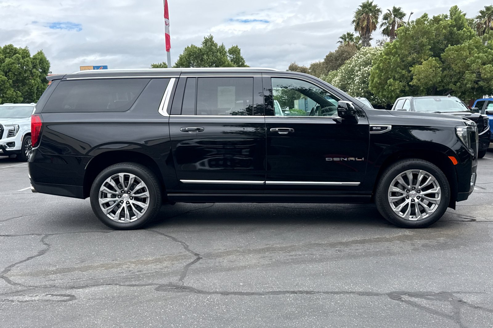 Used 2021 GMC Yukon XL Denali w/ Denali Ultimate Package AWD/4WD image 3