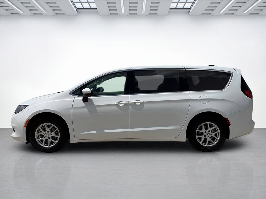 Used 2023 Chrysler Voyager LX FWD image 4
