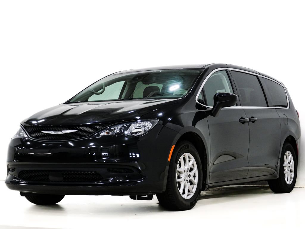 Used 2023 Chrysler Voyager LX image 3