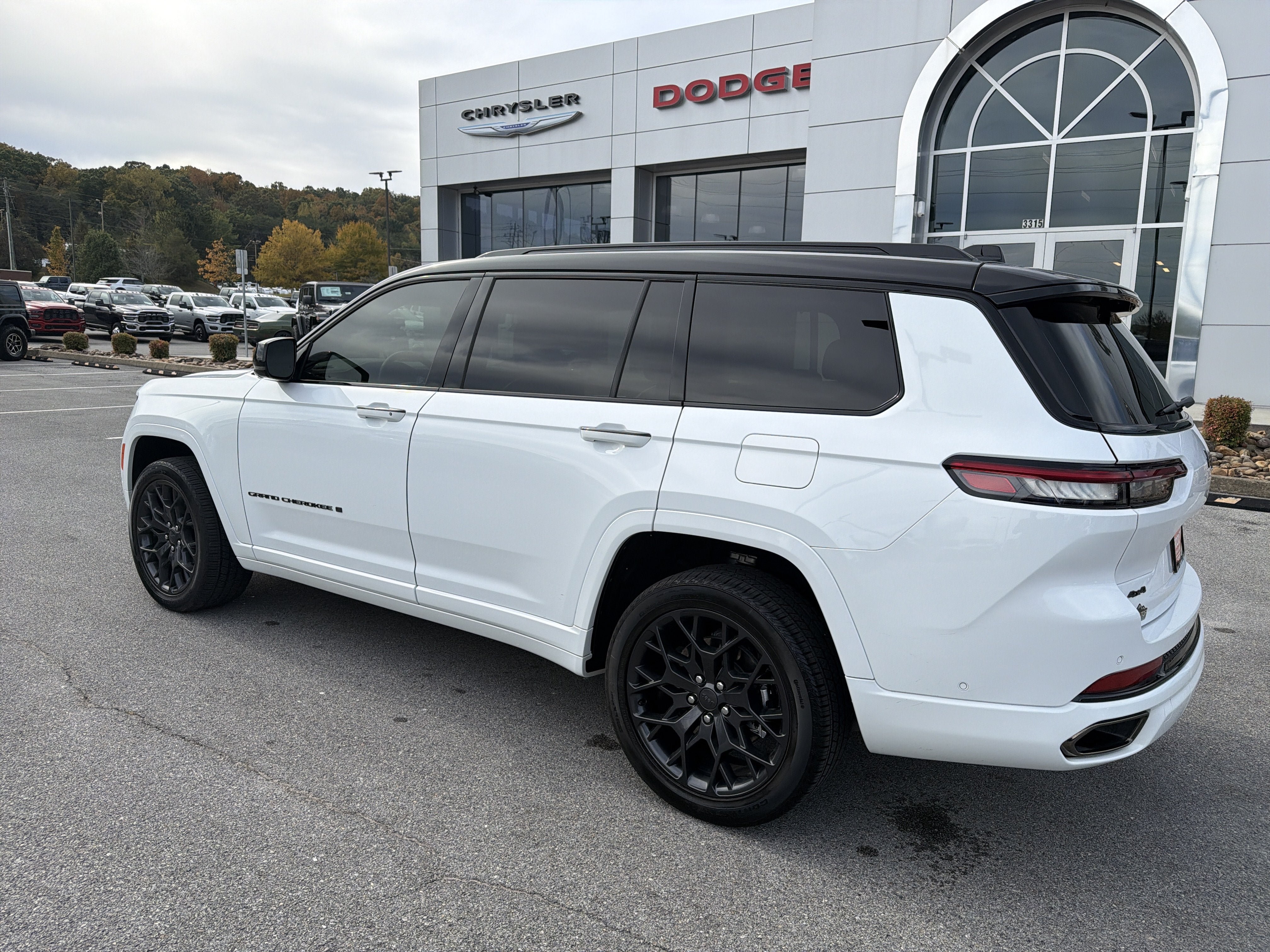 Used 2025 Jeep Grand Cherokee L Summit AWD/4WD image 10