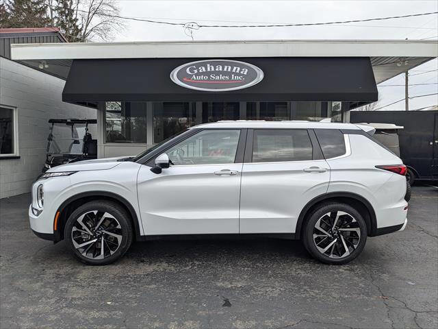 Used 2024 Mitsubishi Outlander SE image 2