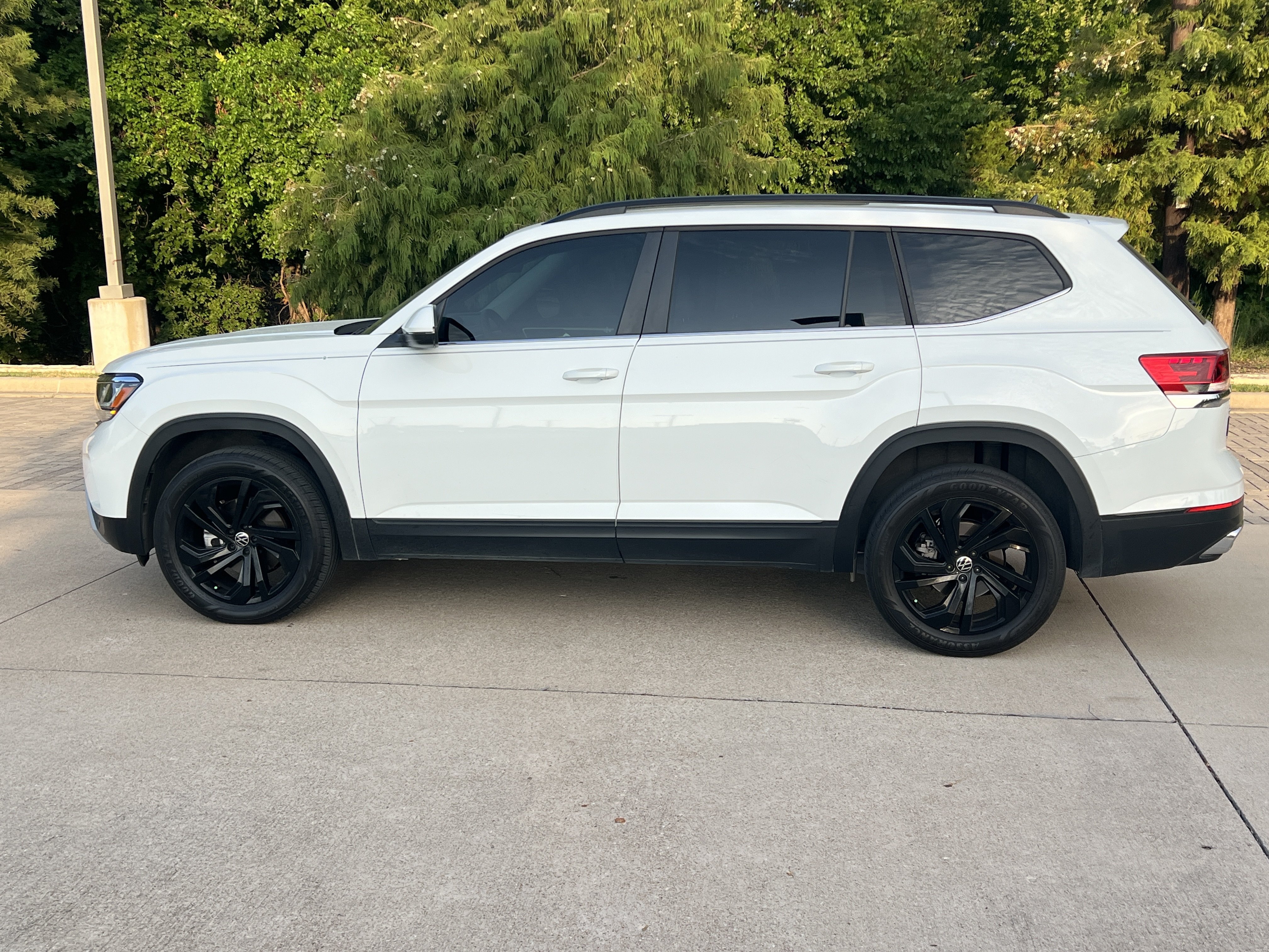 Certified 2023 Volkswagen Atlas SE w/ Panoramic Sunroof Package FWD image 6