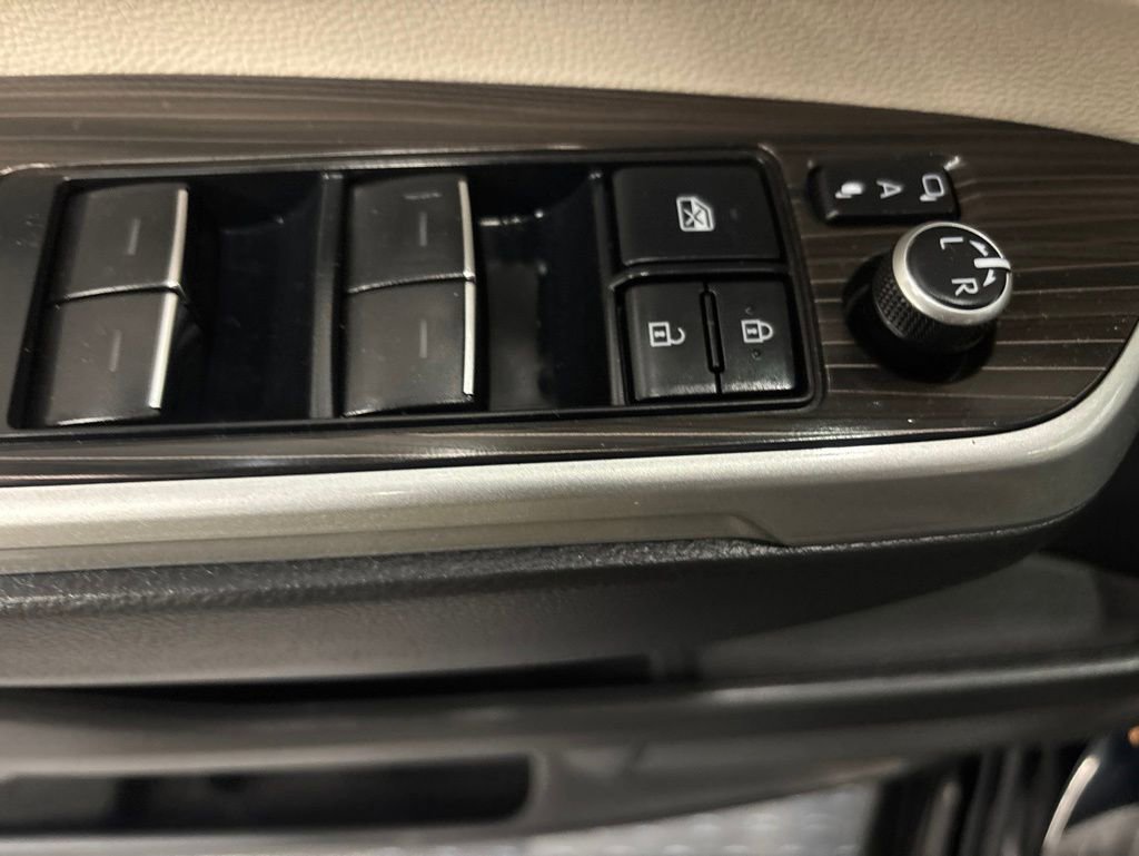 Used 2022 Toyota Sienna Platinum AWD/4WD image 17