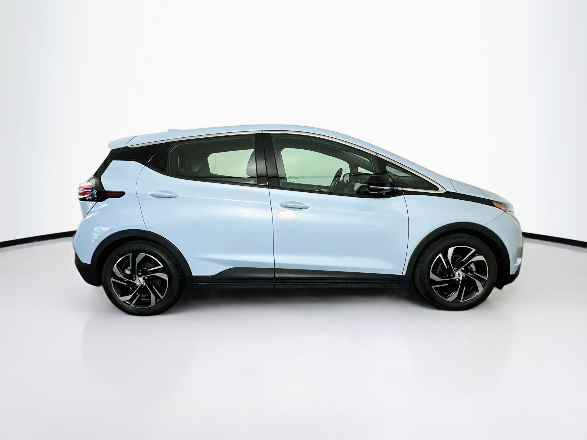 Used 2023 Chevrolet Bolt LT w/ Infotainment Package FWD image 10