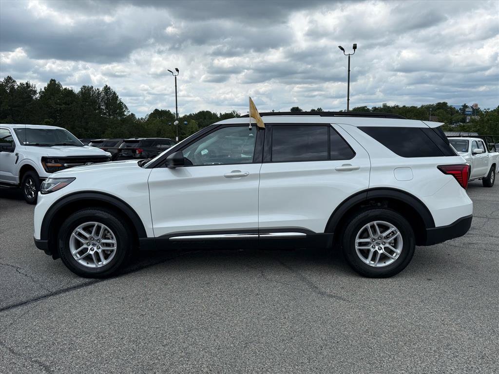 Used 2025 Ford Explorer Active AWD/4WD image 2