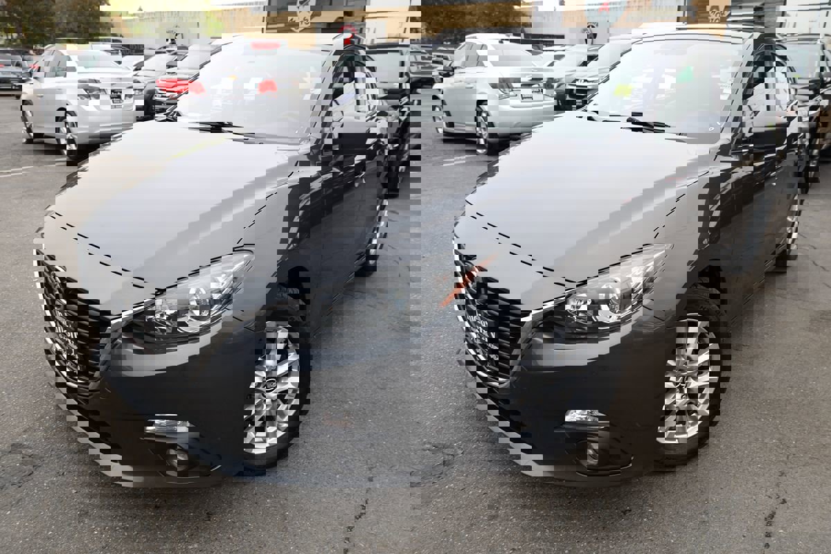 Used 2016 MAZDA MAZDA3 i Grand Touring image 2