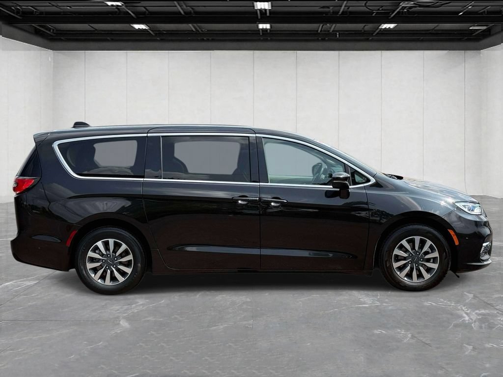 Used 2023 Chrysler Pacifica Touring-L FWD image 4