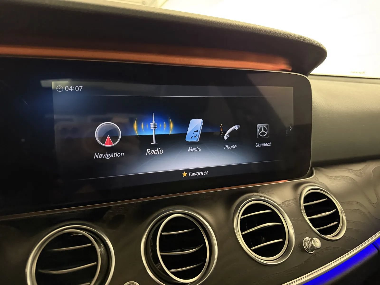 Used 2018 Mercedes-Benz E 300 4MATIC image 18