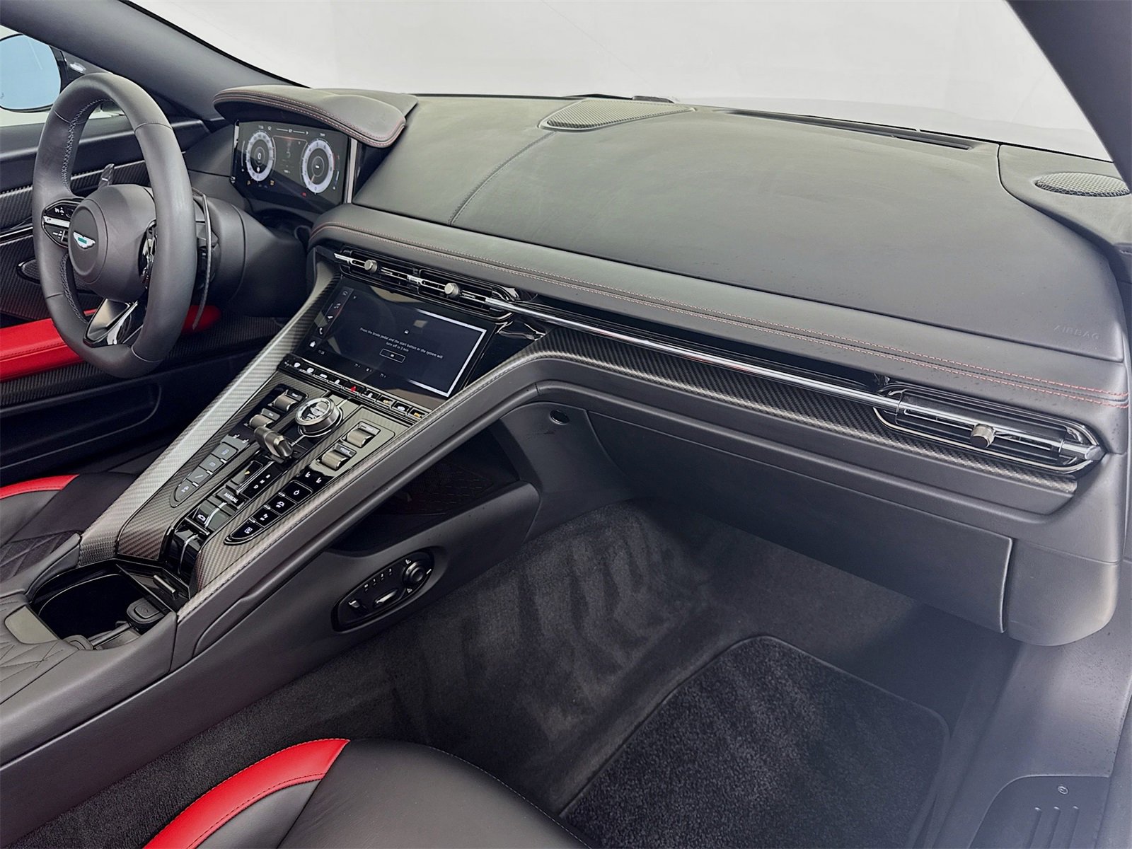 Used 2025 Aston Martin DB12 Convertible image 26