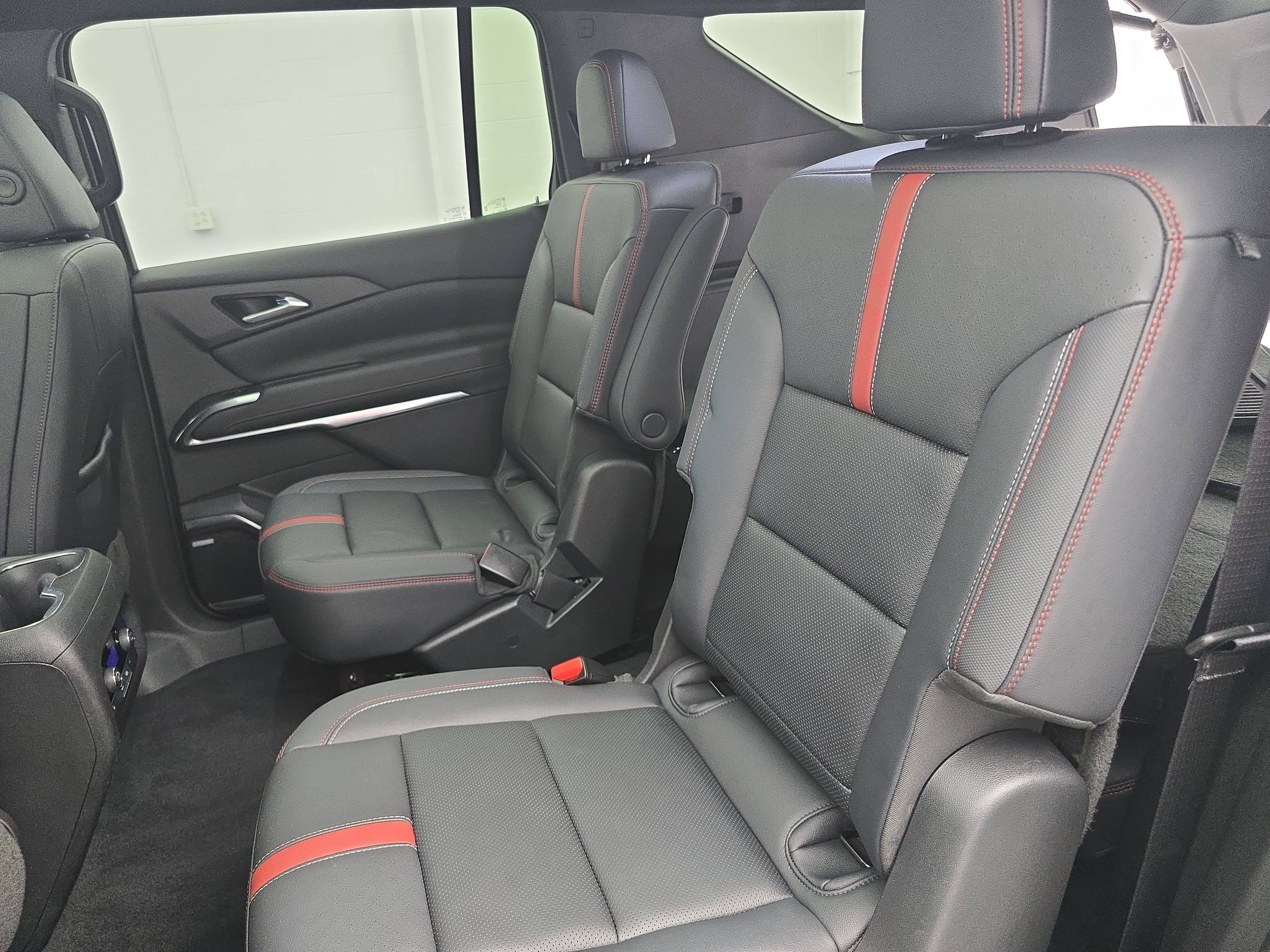 Used 2024 Chevrolet Traverse RS FWD image 15