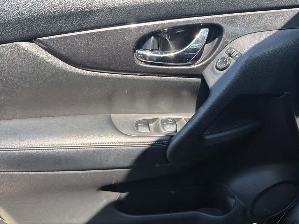 Used 2018 Nissan Rogue SV image 12