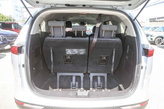 Certified 2022 Kia Carnival LX image 28