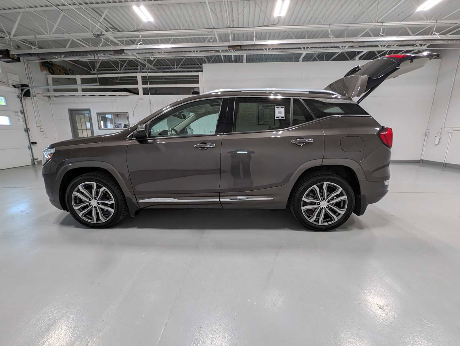 Used 2020 GMC Terrain Denali w/ Denali Premium Package AWD/4WD image 12