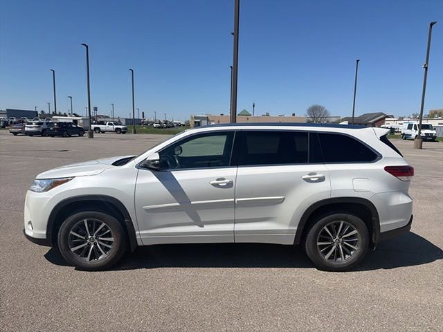 Used 2018 Toyota Highlander XLE image 3