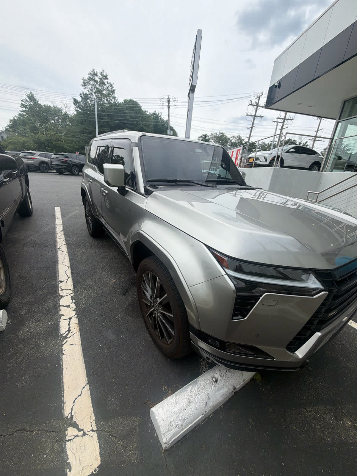 Used 2025 Lexus GX 550 w/ Accessory Package (2T) AWD/4WD image 3