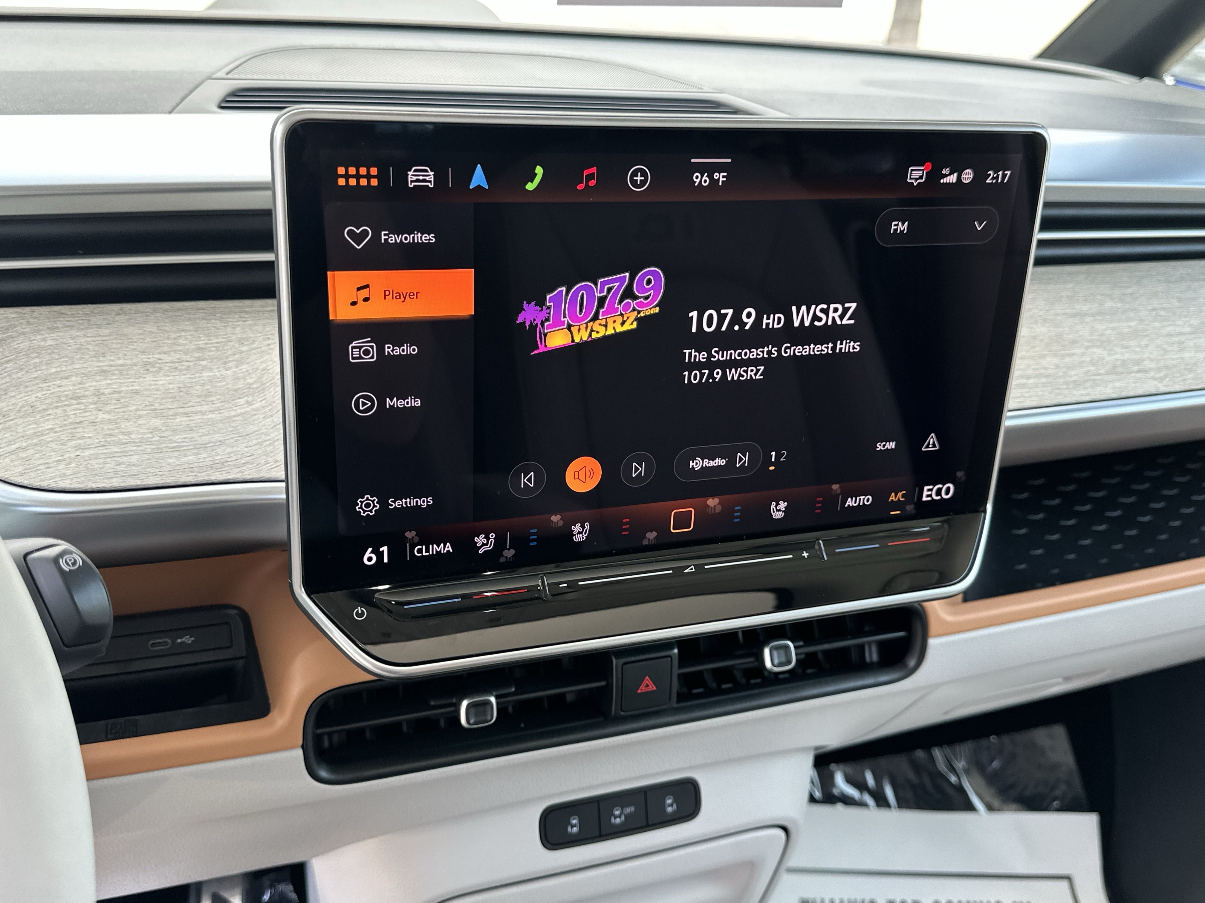 Certified 2025 Volkswagen ID. Buzz Pro S Plus w/ Cupholders Package RWD image 18