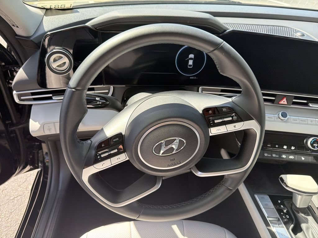 Used 2022 Hyundai Elantra Limited FWD image 12