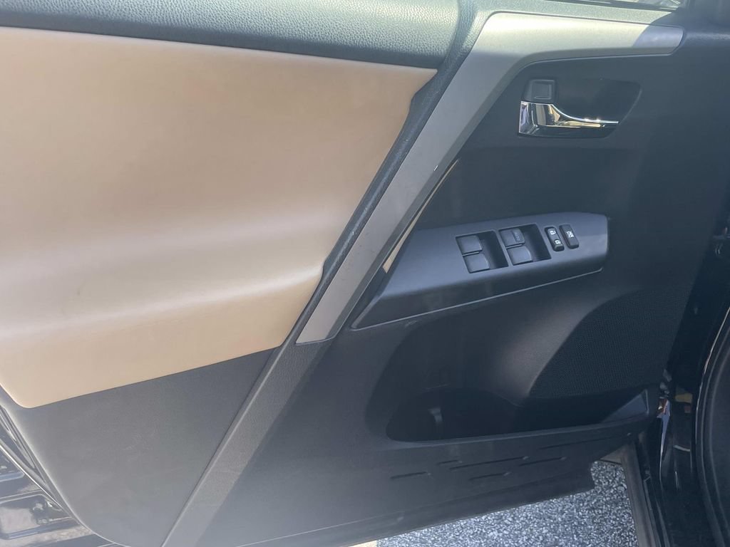 Used 2018 Toyota RAV4 XLE FWD image 15