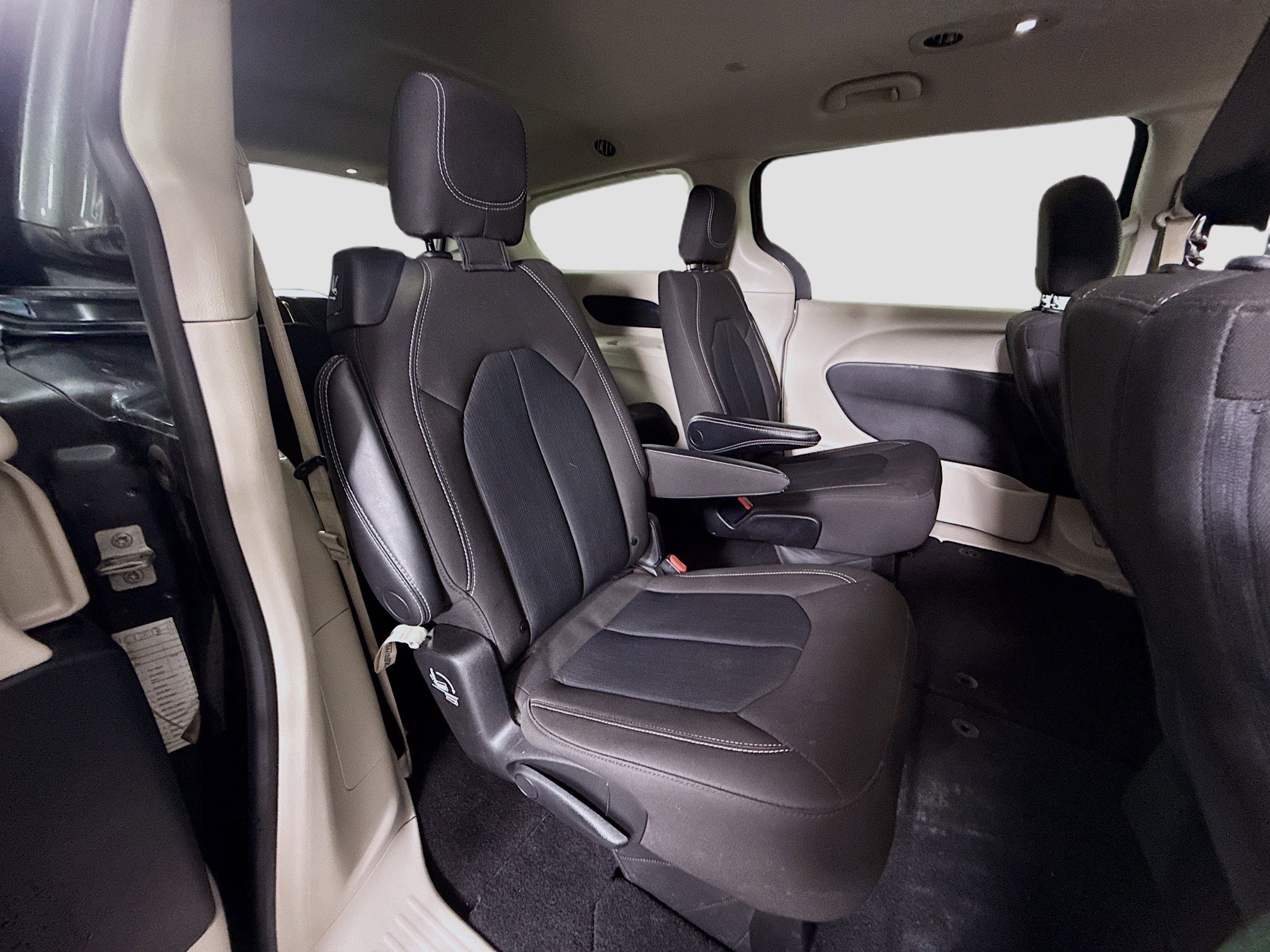 Used 2023 Chrysler Voyager LX image 26