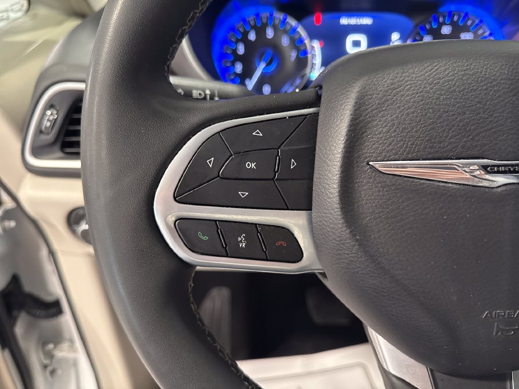 Used 2023 Chrysler Pacifica Touring-L FWD image 3