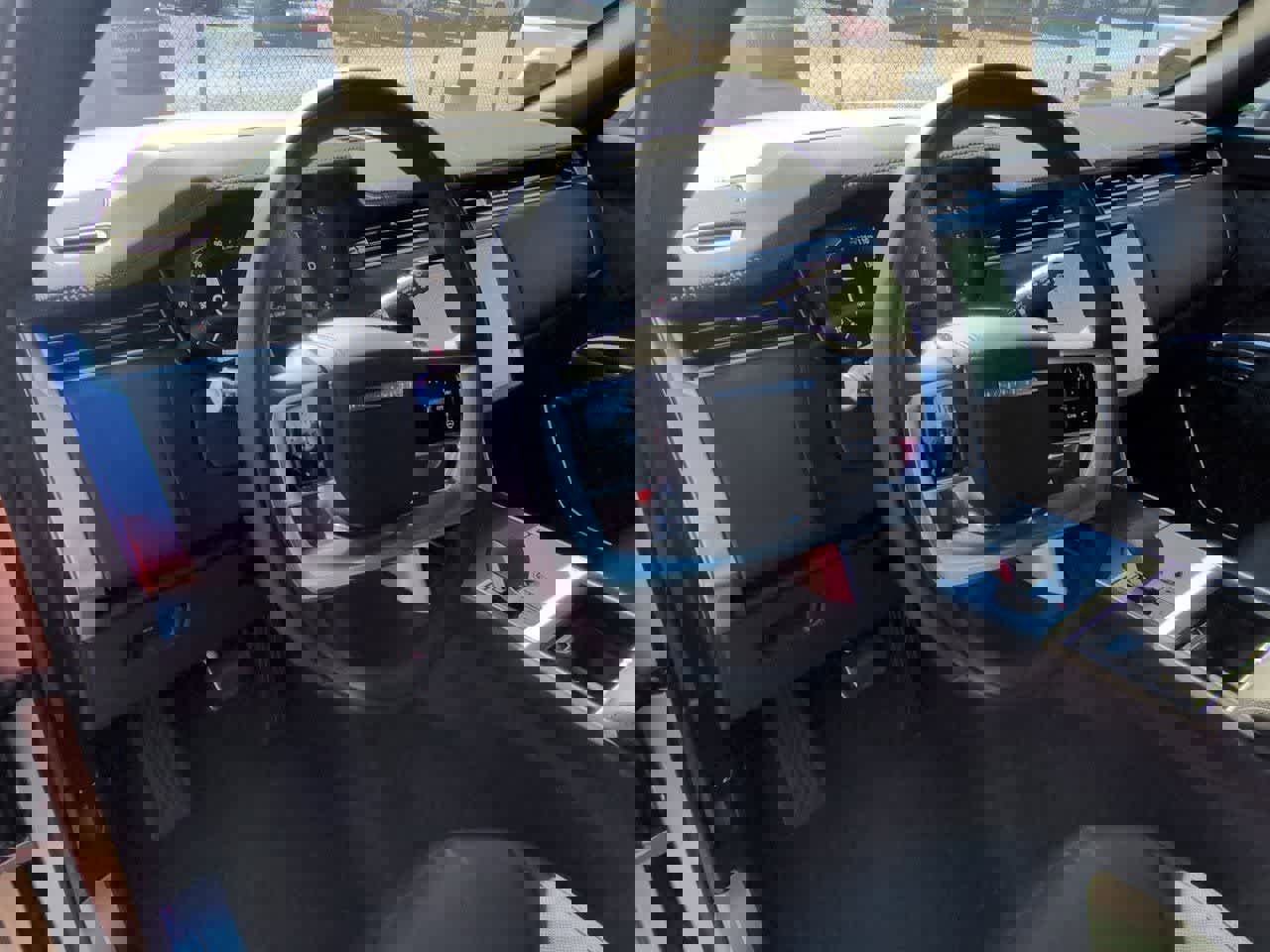 New 2026 Land Rover Range Rover Long Wheelbase SE image 2