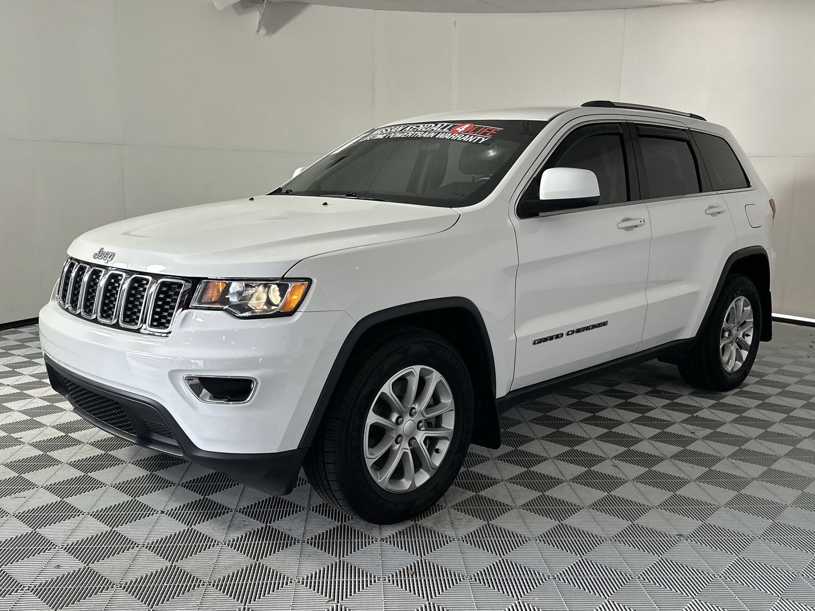 Used 2021 Jeep Grand Cherokee Laredo RWD image 4