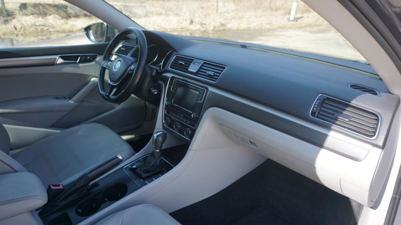 Used 2018 Volkswagen Passat 2.0T R-Line FWD image 12