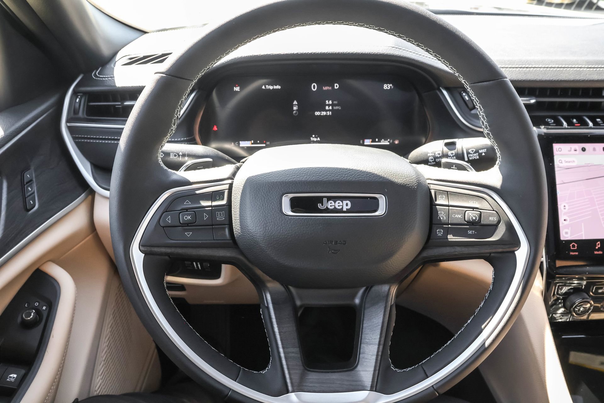 New 2025 Jeep Grand Cherokee Limited w/ Luxury Tech Group II image 30