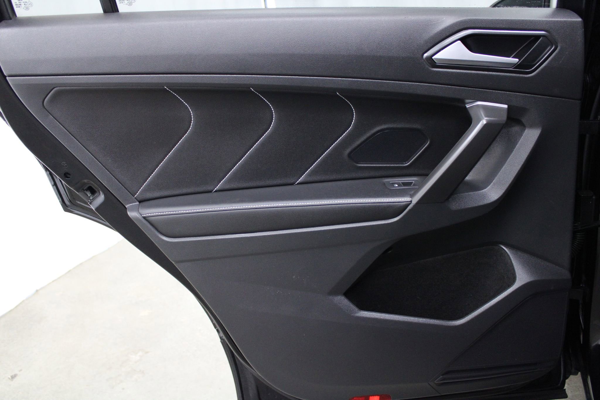 Used 2022 Volkswagen Tiguan SE R-Line image 13