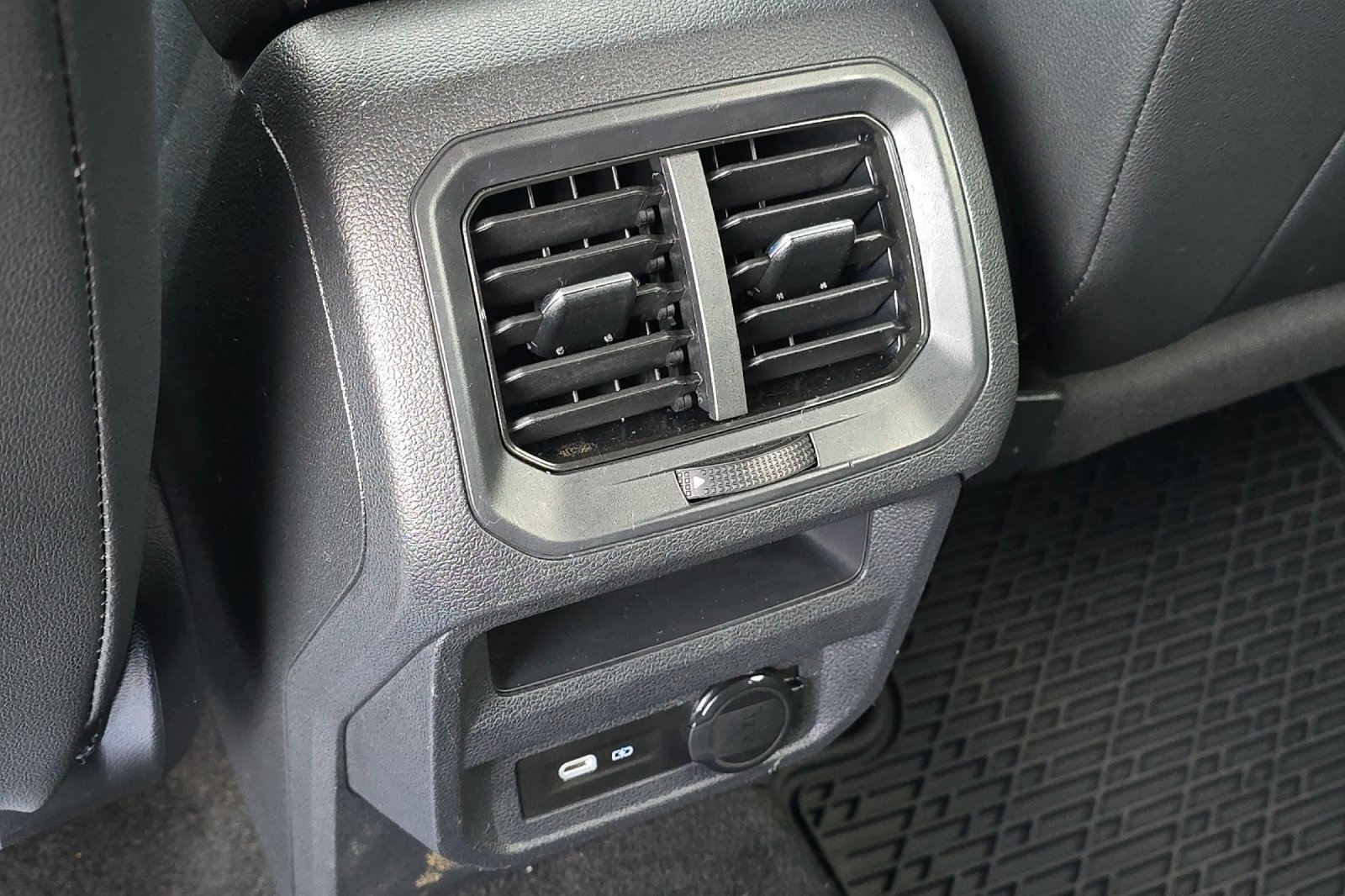 Used 2022 Volkswagen Tiguan SE image 13