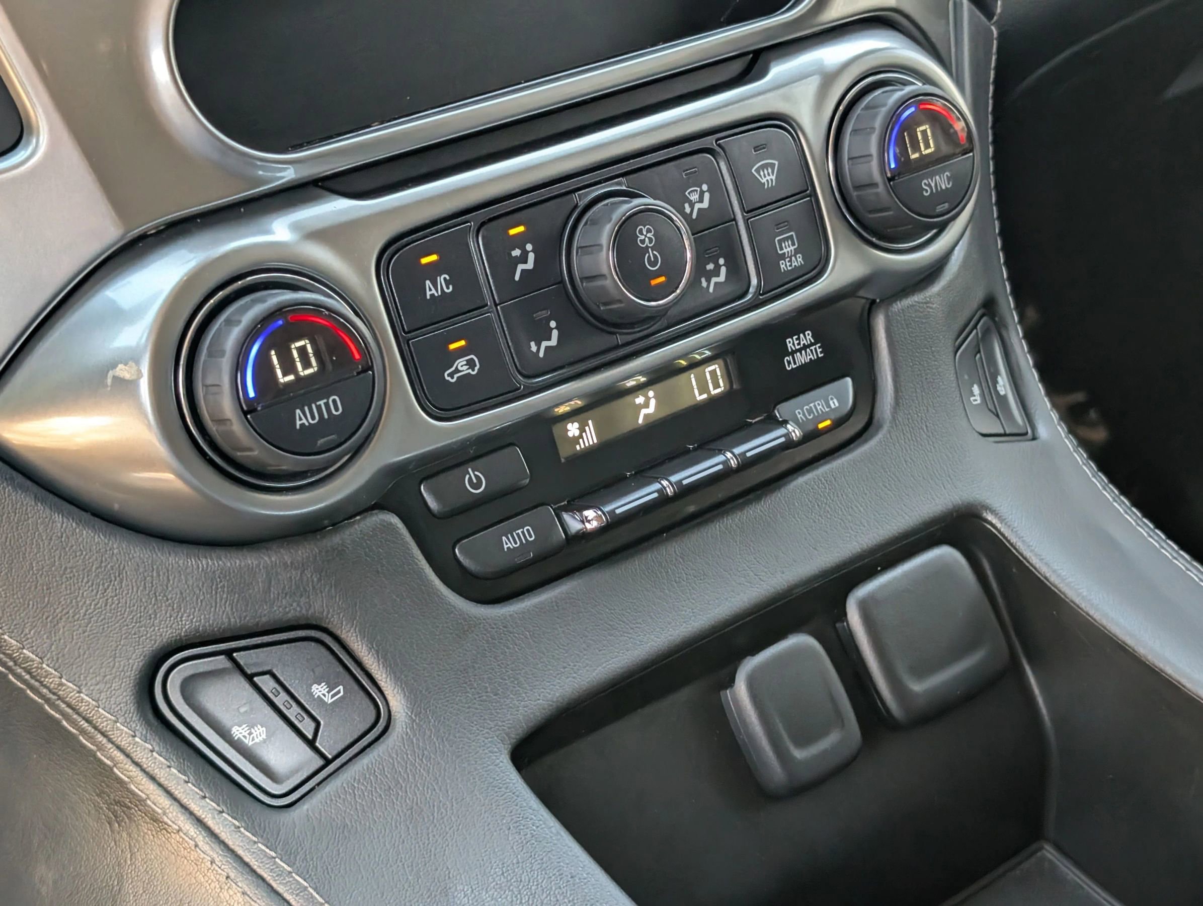 Used 2016 Chevrolet Suburban LT image 25