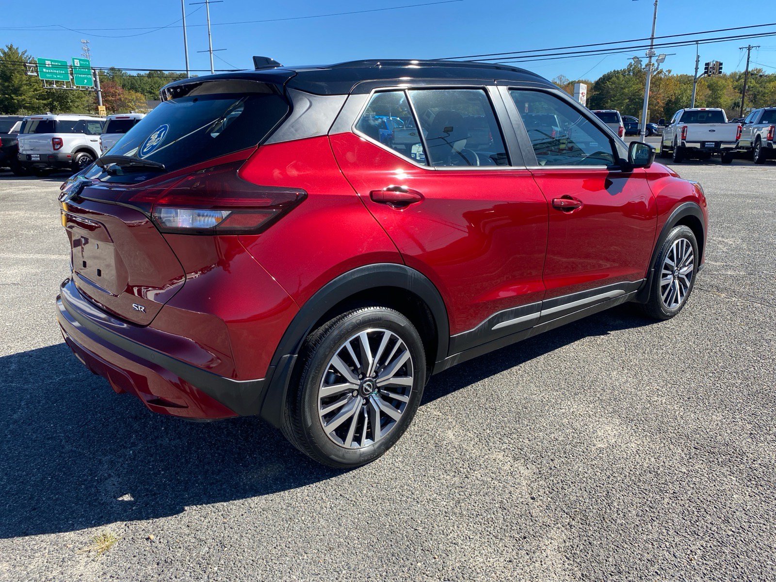 Used 2023 Nissan Kicks SR w/ SR Premium Package FWD image 6
