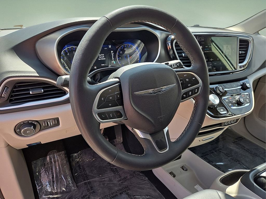 Used 2024 Chrysler Pacifica Touring-L image 23