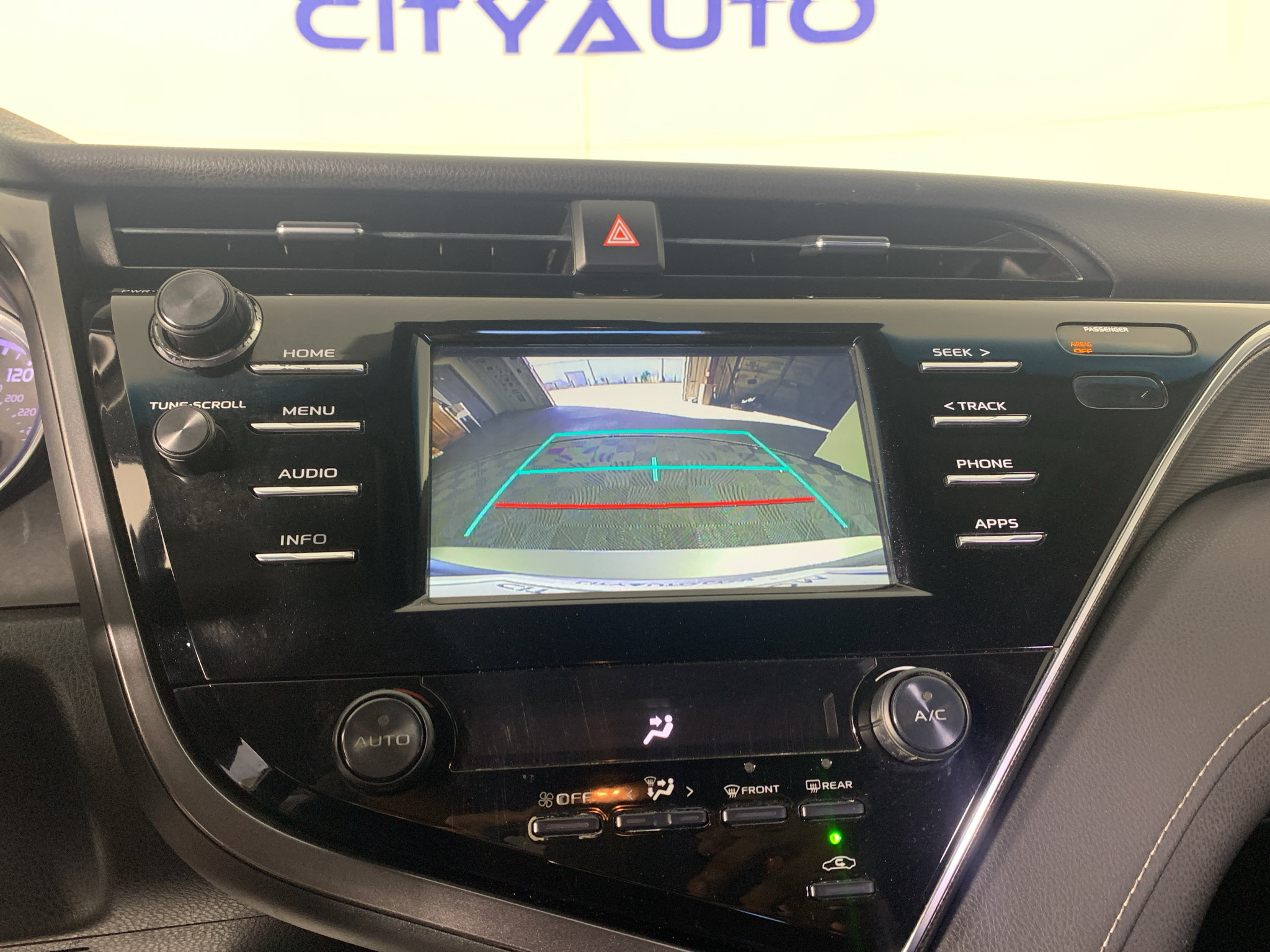 Used 2018 Toyota Camry SE FWD image 25