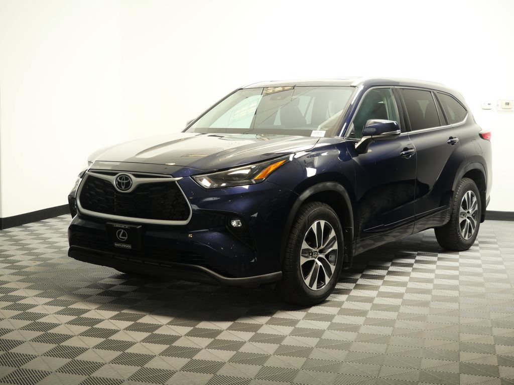 Used 2022 Toyota Highlander XLE AWD/4WD image 4