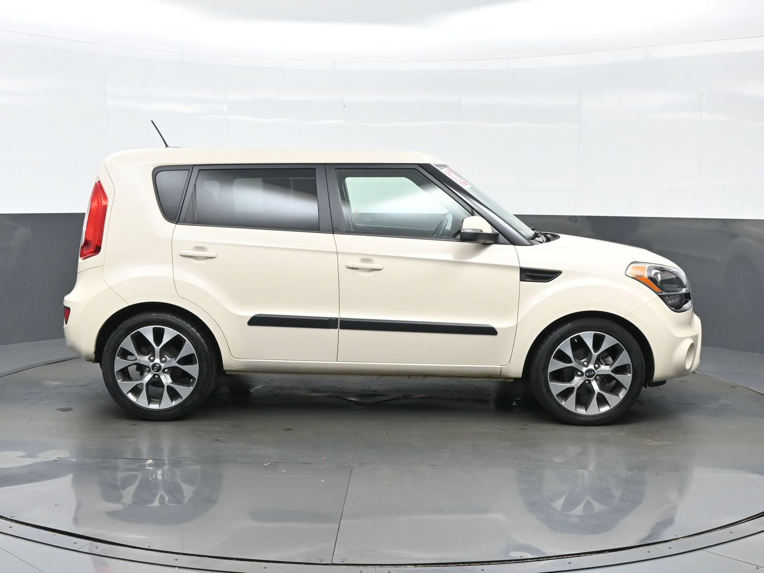 Used 2012 Kia Soul ! FWD image 7