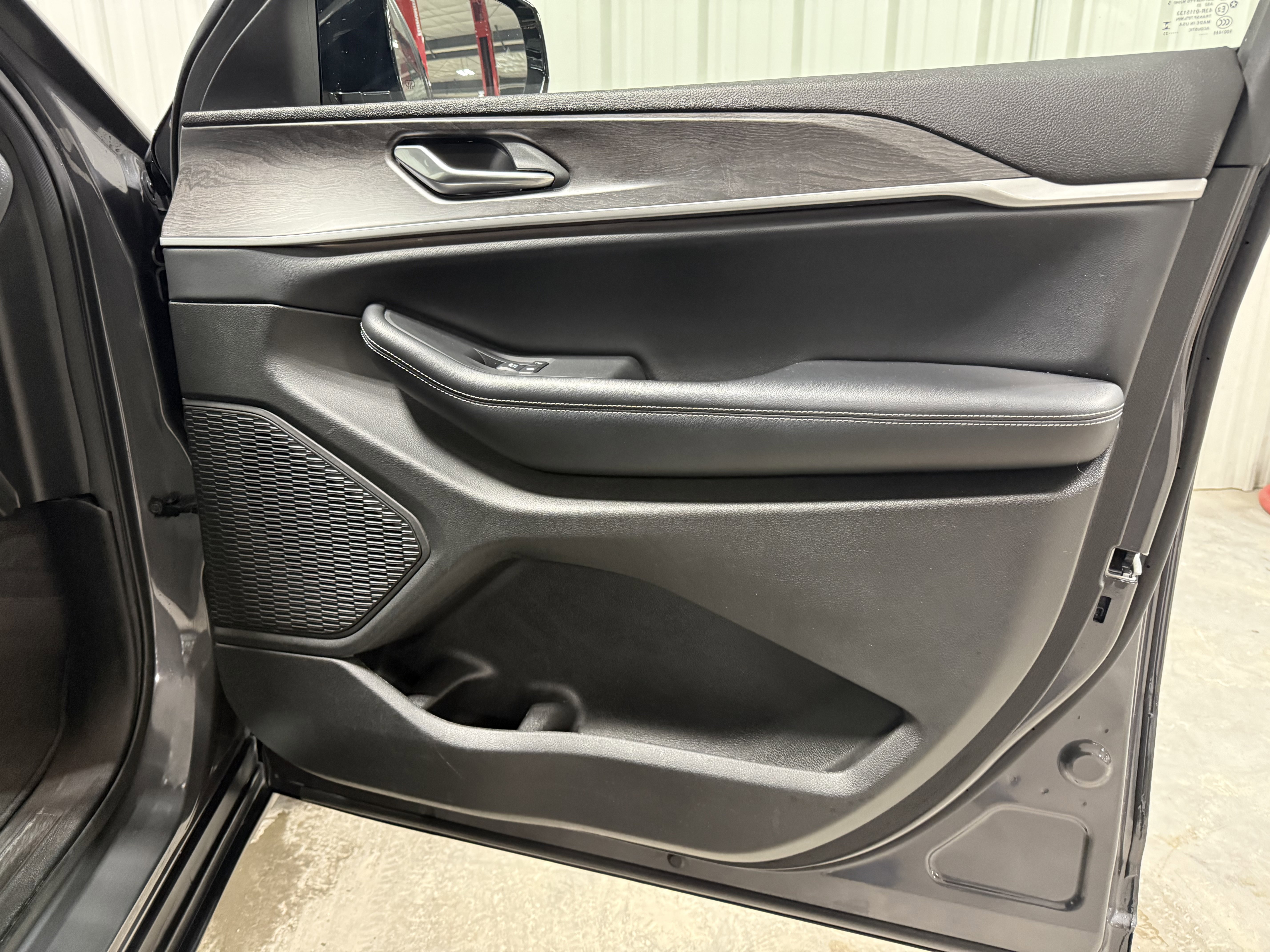 Used 2023 Jeep Grand Cherokee Limited w/ Luxury Tech Group II image 14