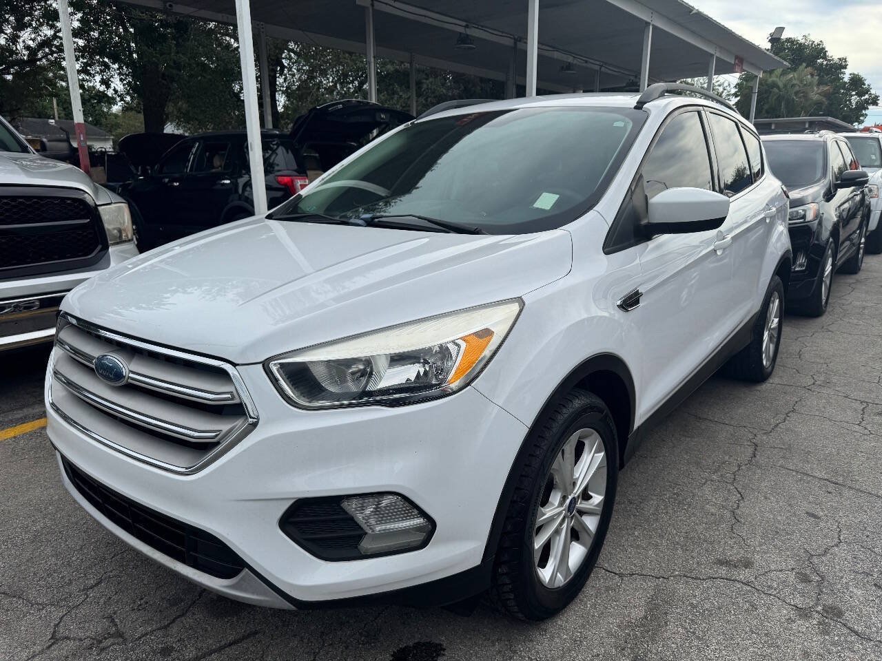 Used 2018 Ford Escape SE w/ SE Sync 3 Package FWD image 1