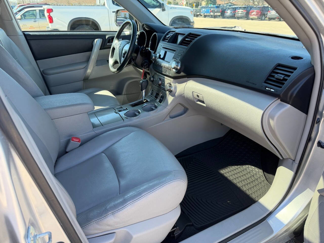 Used 2012 Toyota Highlander SE w/ Tow Pkg image 15