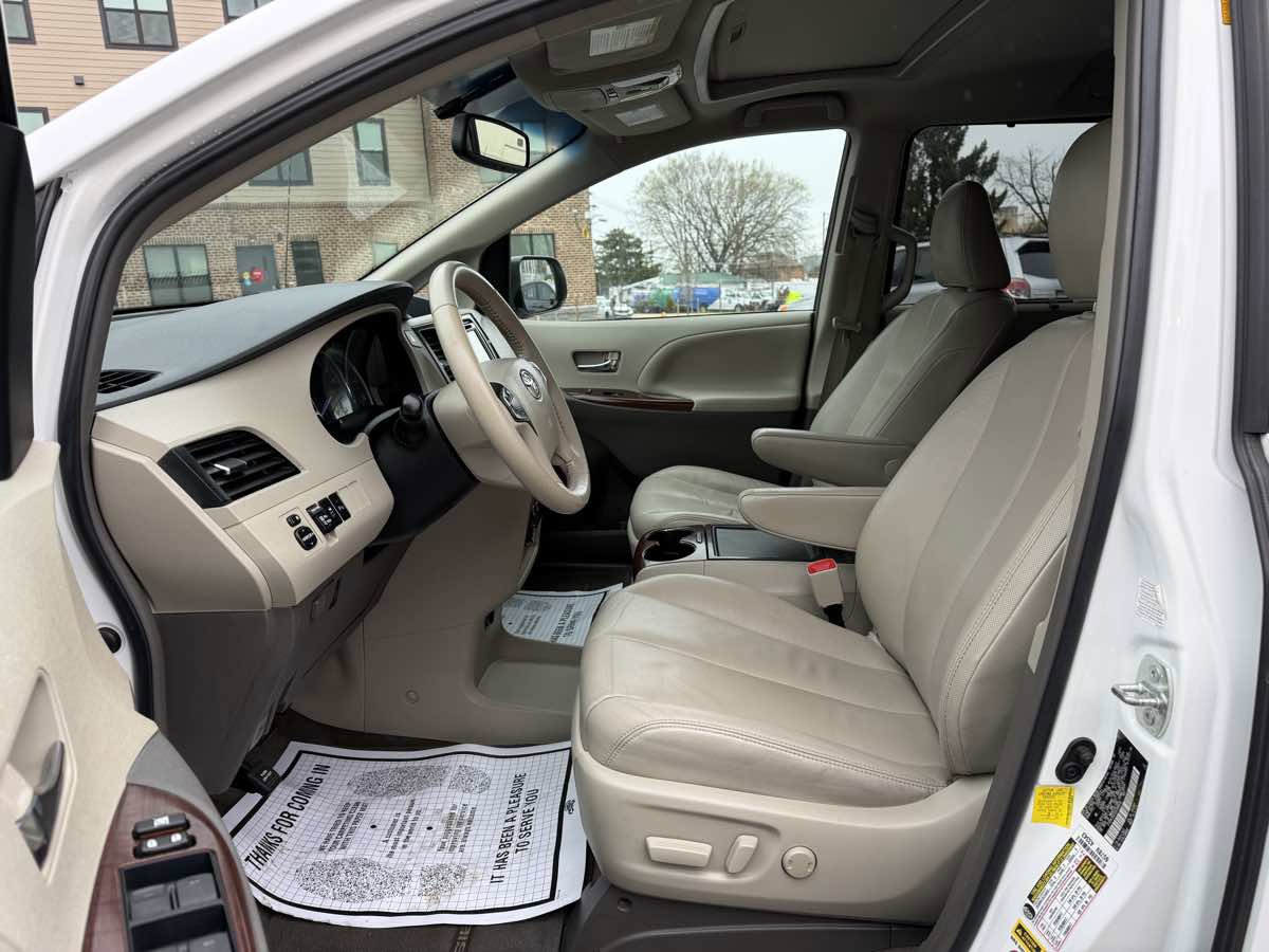 Used 2013 Toyota Sienna XLE image 9