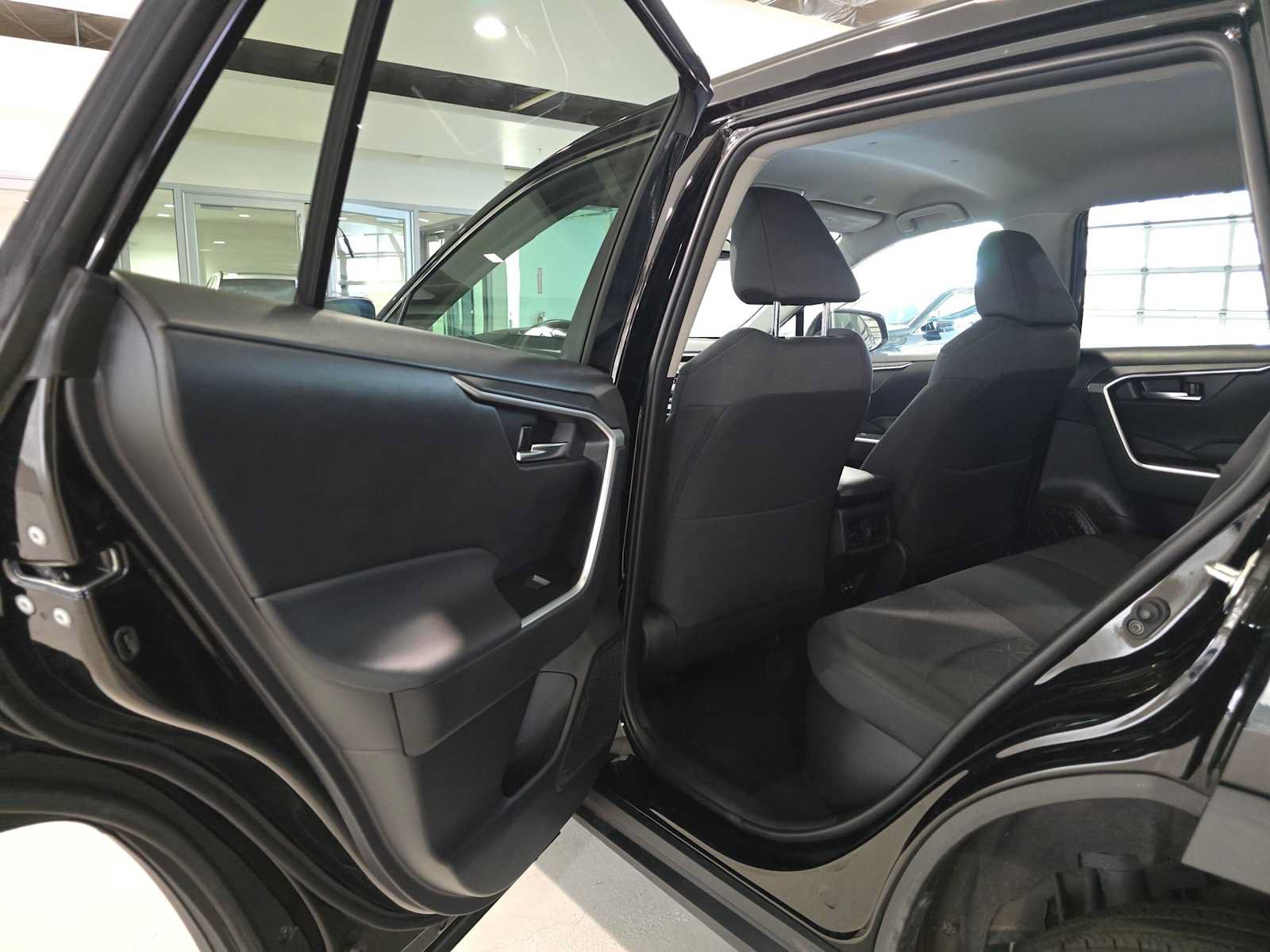 Used 2025 Toyota RAV4 XLE AWD/4WD image 15
